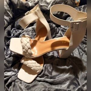 Rouge Helium heels size 10 white